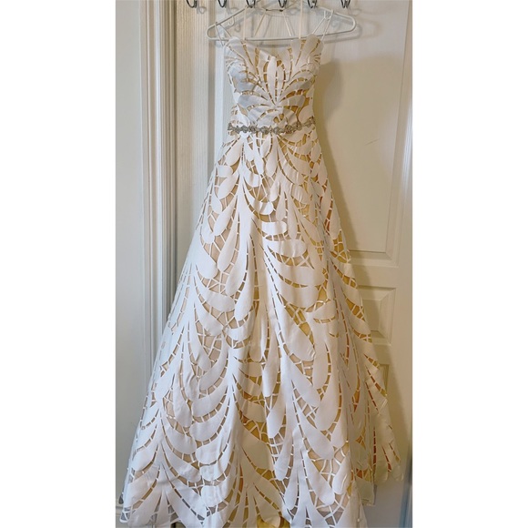 Gorgeous Wedding dress size 6 ivory/white leaves - Picture 3 of 6